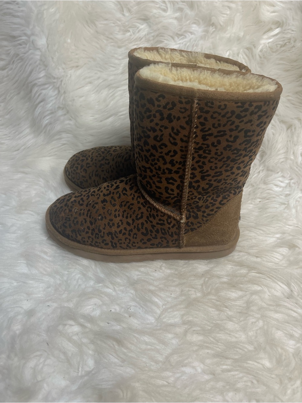 UGG classic short Leopard Print SZ8 Shearling Lined Women's Winter Boots